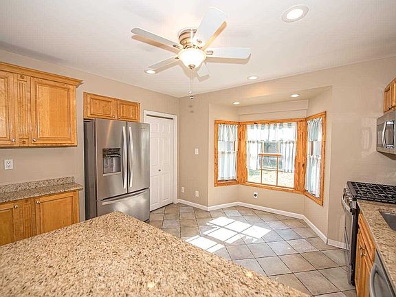 4th image of 90 Hiddink St