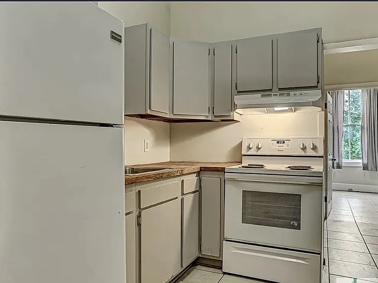 520 E Waldburg St #B — Photo 5