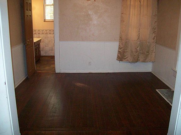 4th image of 1035 Middlebury St
