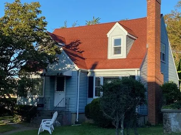 14 Chestnut St, Branford, CT 06405