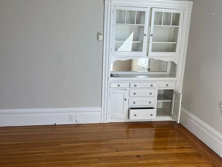 1360 Clarke St #1360 — Photo 6