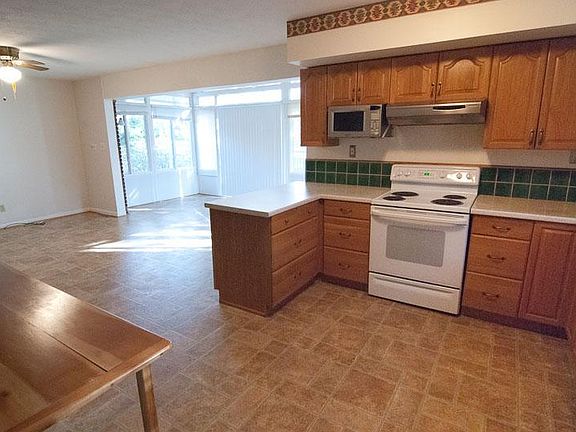 3rd image of 22 Hyannis Dr