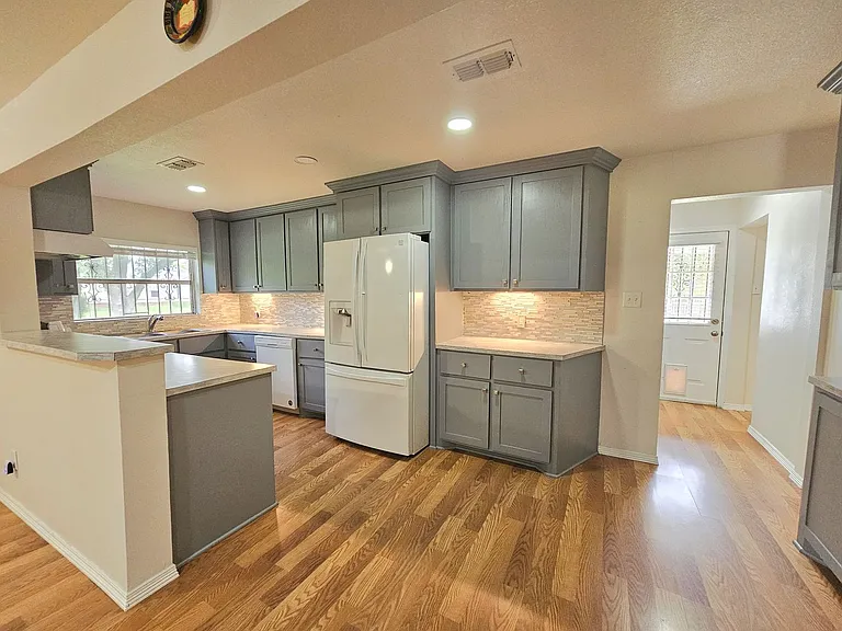 317 E Ebony St — Photo 5
