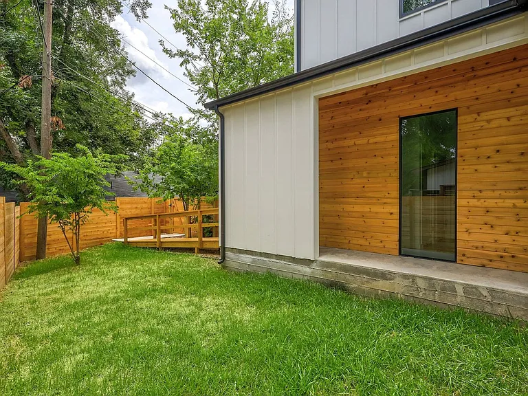 2104 Columbia Cv #B — Photo 19