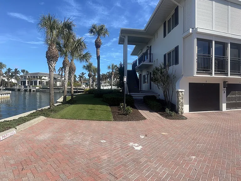 2226 Gulf Shore Blvd N #P3 — Photo 1