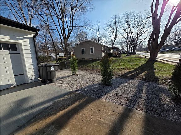 3rd image of 212 W Cambridge Rd