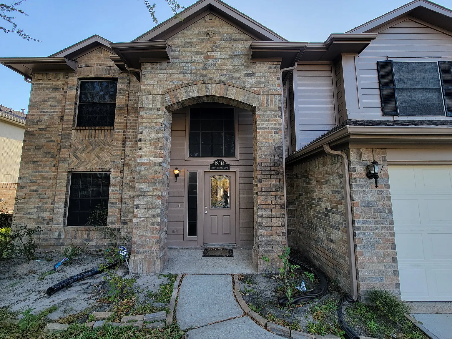 4 bed, 2.5 bath, 2642 sqft, $2,600 — Photo 1