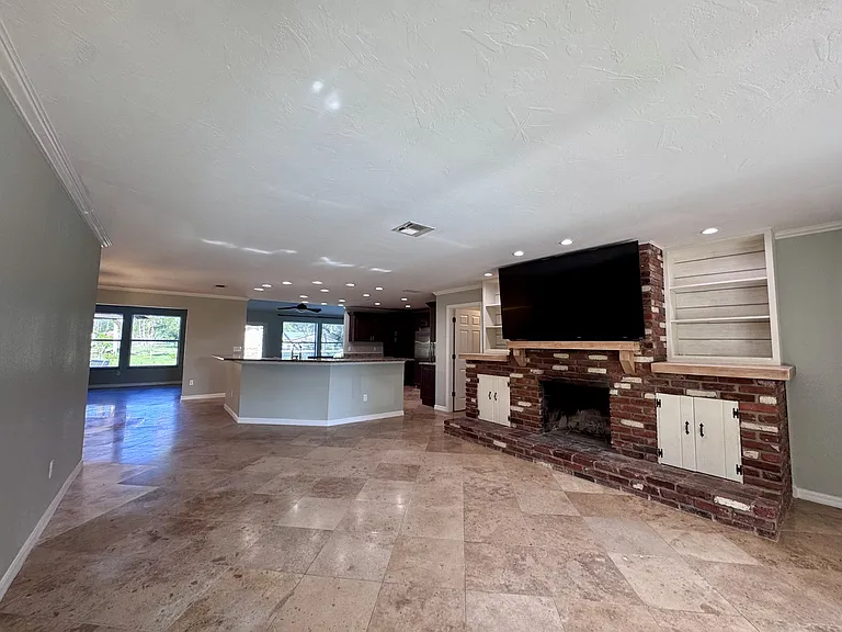 625 N Jackson Rd — Photo 4