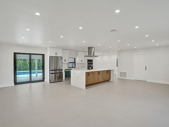 5th image of 5561 NE 26th Avenue