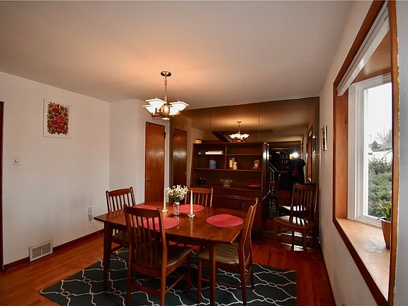 5th image of 595 Maple Ave