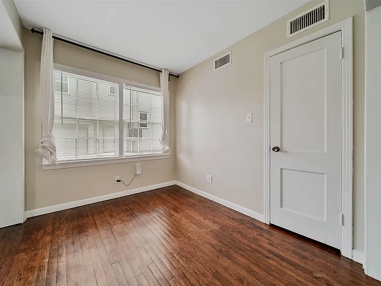4505 Larch Ln — Photo 6
