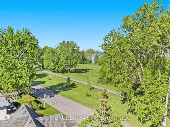 38 Farrow St, Ottawa, ON K2B 6E1