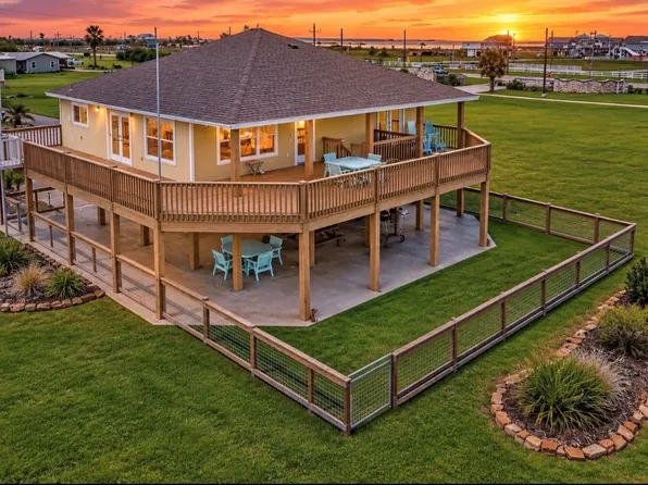 972 Rancho Carribe Dr, Crystal Beach, TX 77650