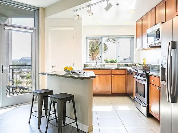 4th image of 175 W Saint James St Unit 903