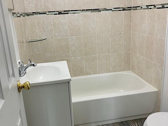4th image of 107 Devereaux Ave Floor 1