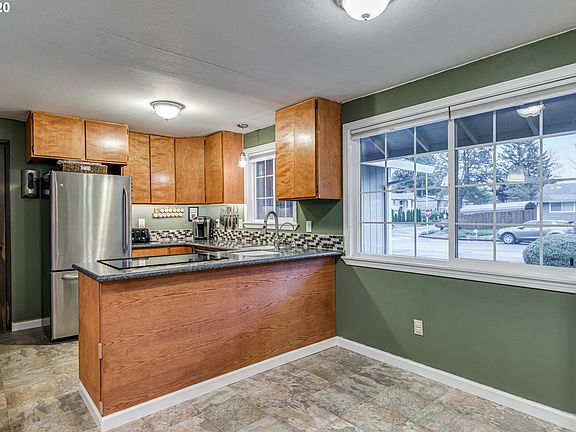 3rd image of 516 NE 150th Ave