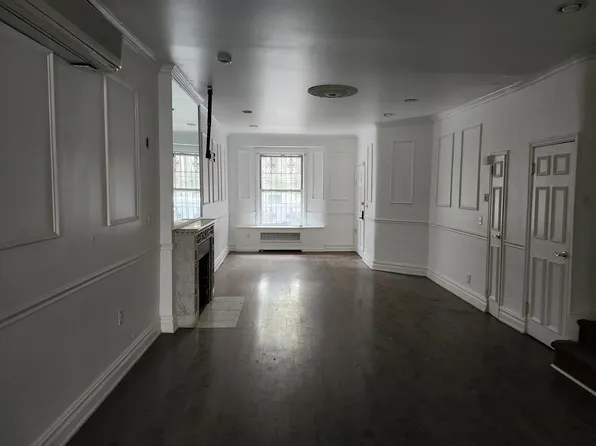 231 East 62nd Street image 3 of 25