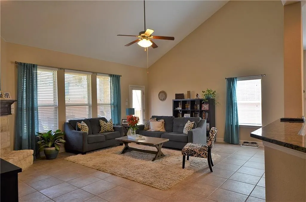 4 bed, 3.5 bath, 2716 sqft, $3,700 — Photo 3