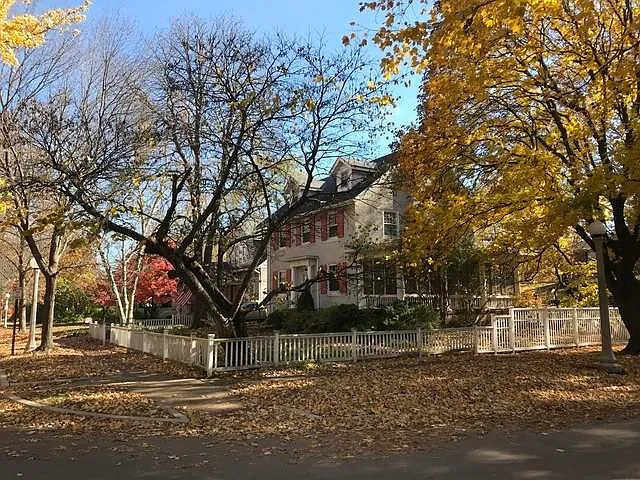 715 W Washington St photo 1