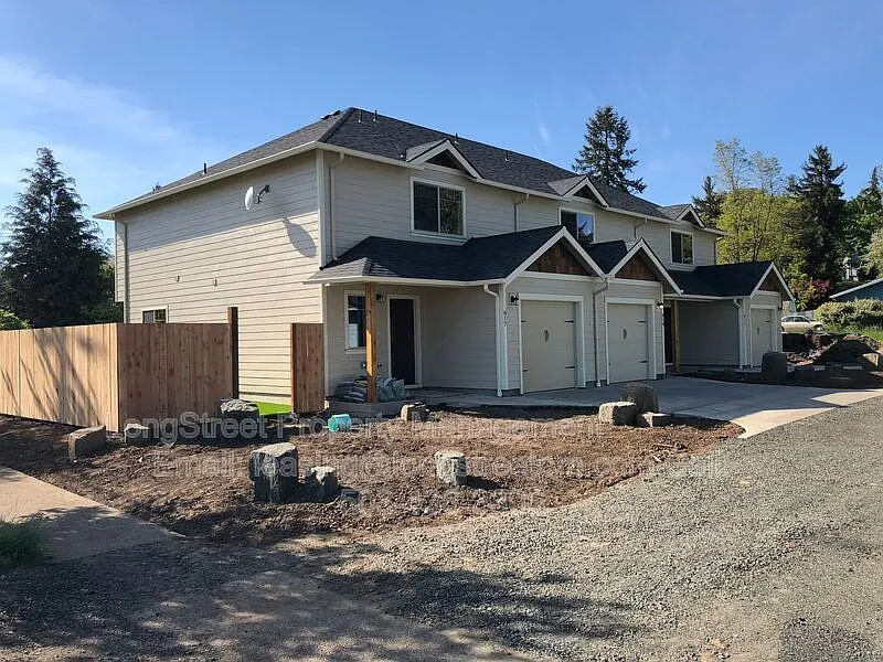 3 bed, 2.5 bath, 1296 sqft, $2,395 — Photo 2
