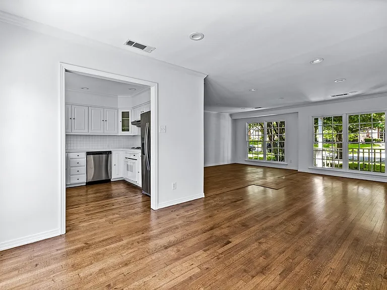 2833 Dyer St — Photo 8