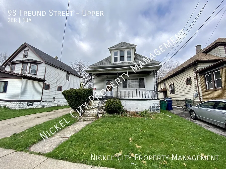 98 Freund St #UPPER