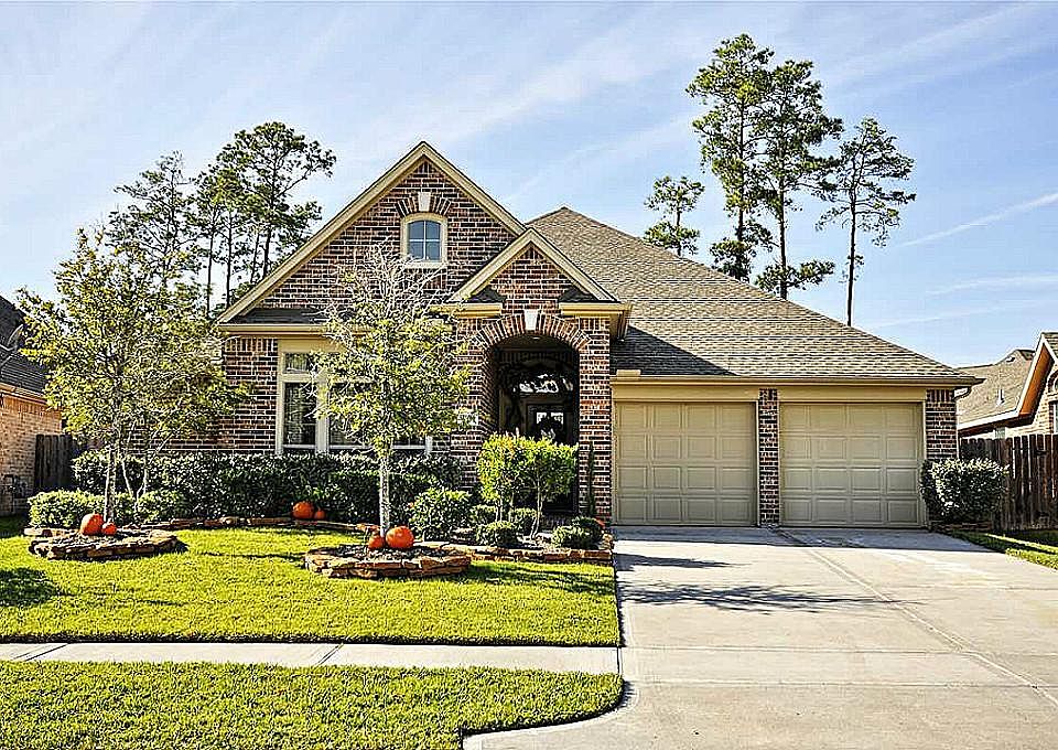 Impeccable & Perry Homes Finest one story homes! Wide hallways & spacious rooms!! All Brick/Stone/Ce