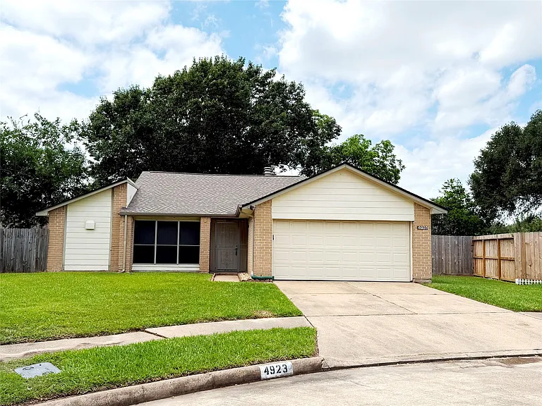 4923 Kentwalk Dr — Photo 3