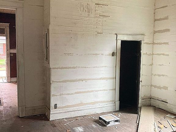2nd image of 607 W Wood St