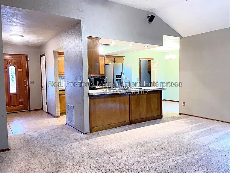 204 W 10th St — Photo 23