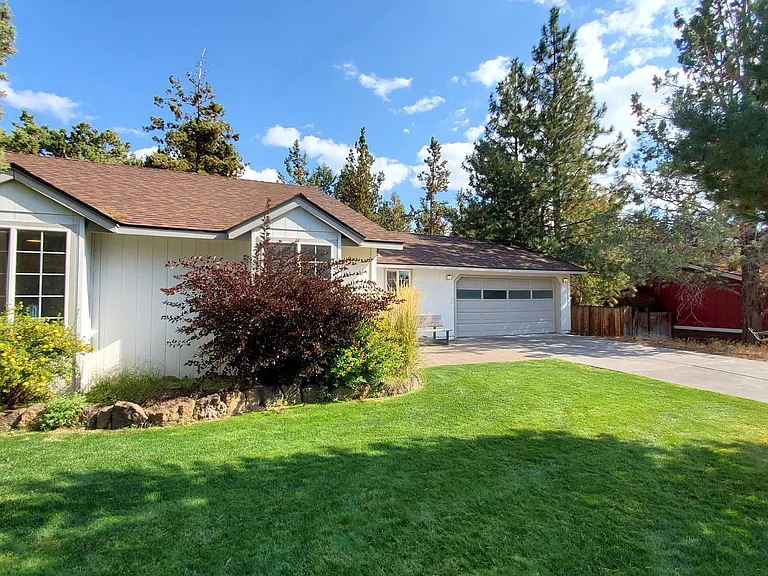 2614 NE Ocker Dr — Photo 2