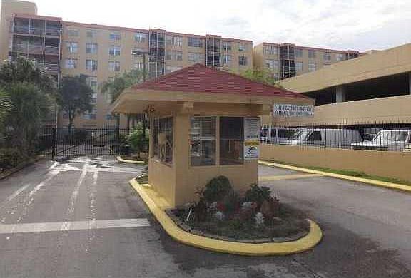 4th image of 17890 W Dixie Hwy APT 218