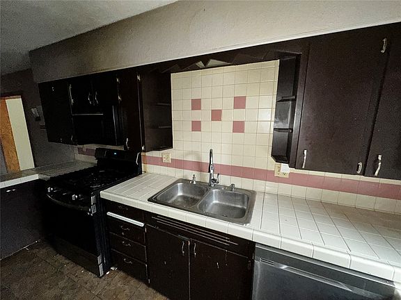 3rd image of 300 1st St W