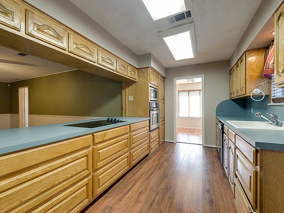 5th image of 1716 Hillcrest Dr
