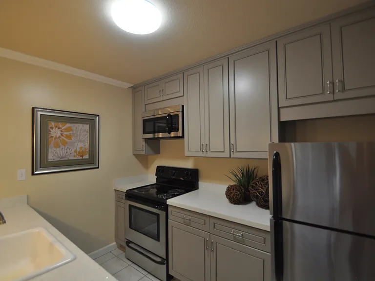 Oak Park Manor — Photo 14