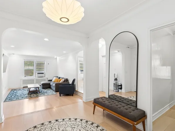 300 West 53rd Street 2E image 1 of 7
