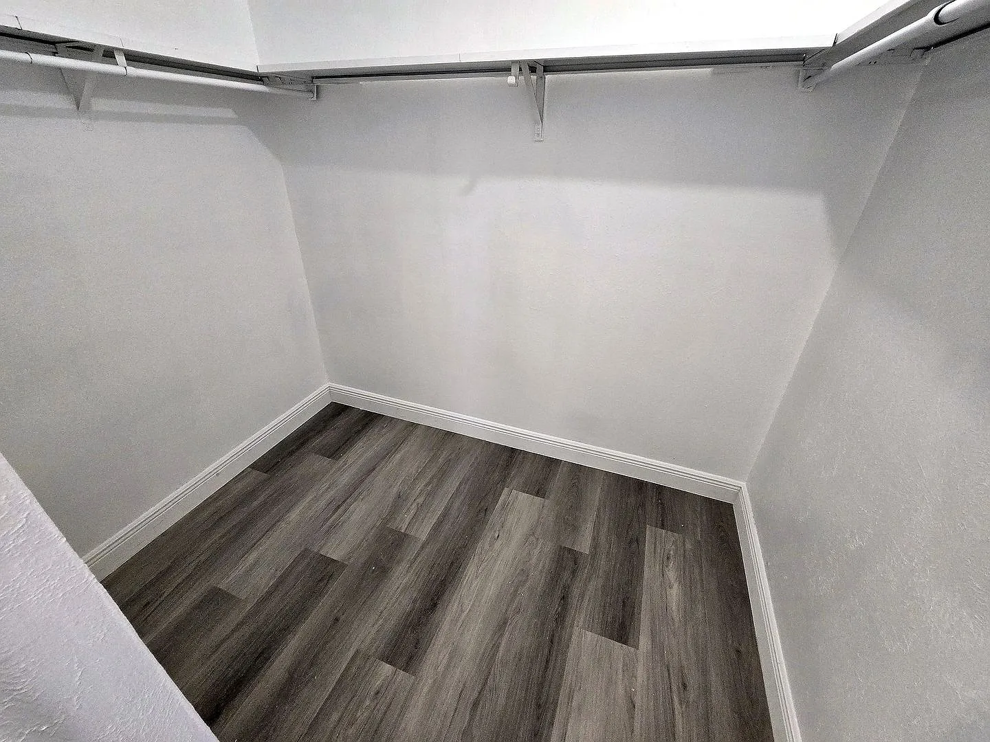 Large Two bedrooms with a cover patio — Photo 4