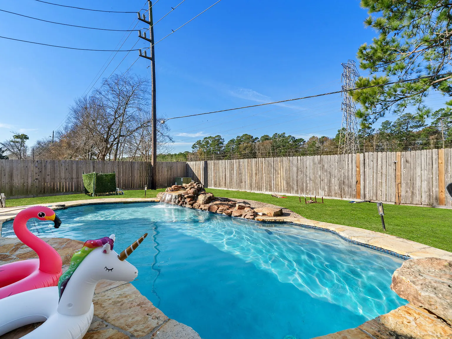 4 bed, 2.5 bath, 1942 sqft, $5,490 — Photo 3