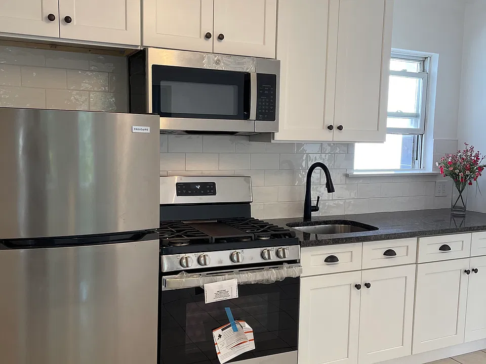 3194 Webster Ave #2R