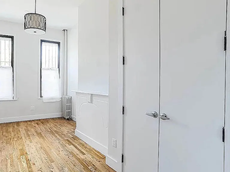 352 Melrose St #1R — Photo 9