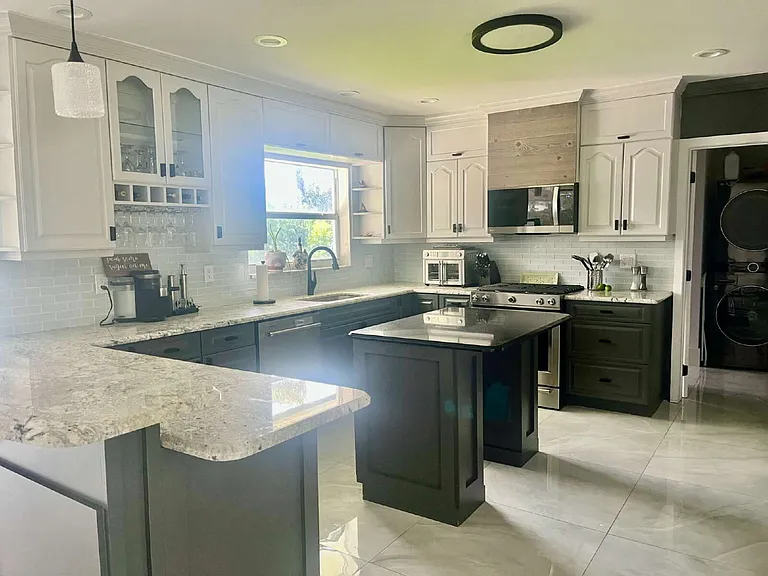 2264 SE 10th Ct — Photo 9