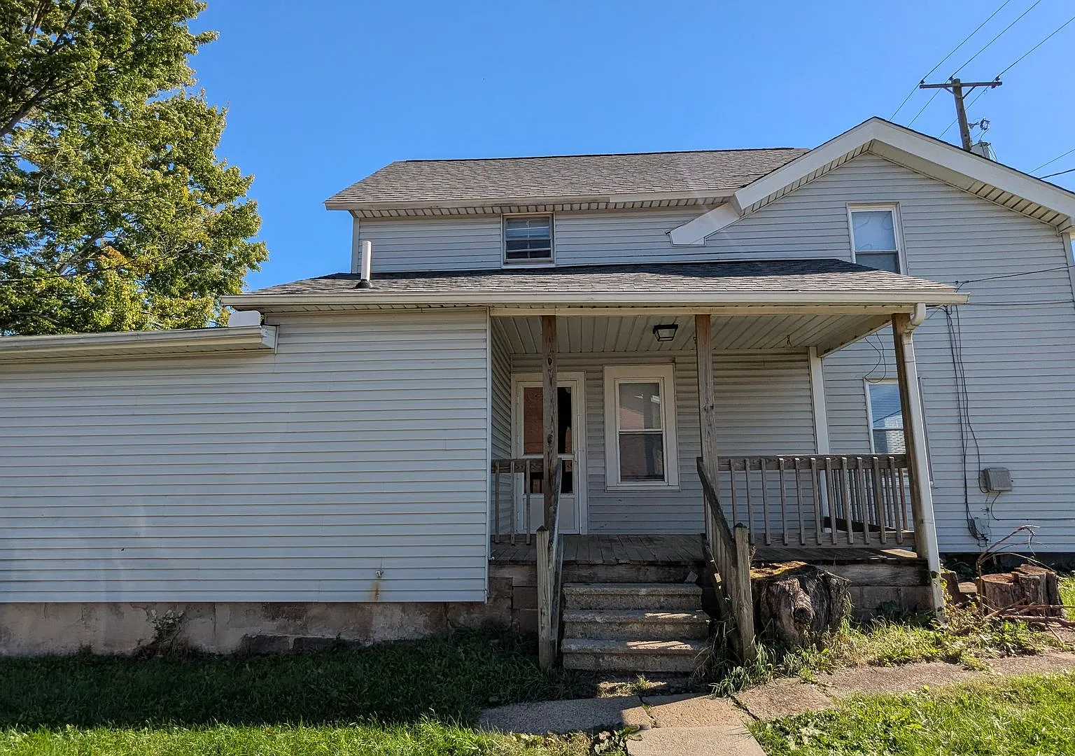 Welcome to this newly renovated, 4-bedroom, 1.5-bathroom home located in the charming town of Har... — Photo 1