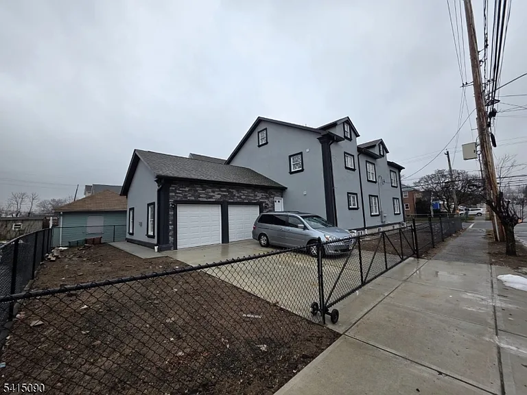 260 Trenton Ave — Photo 26