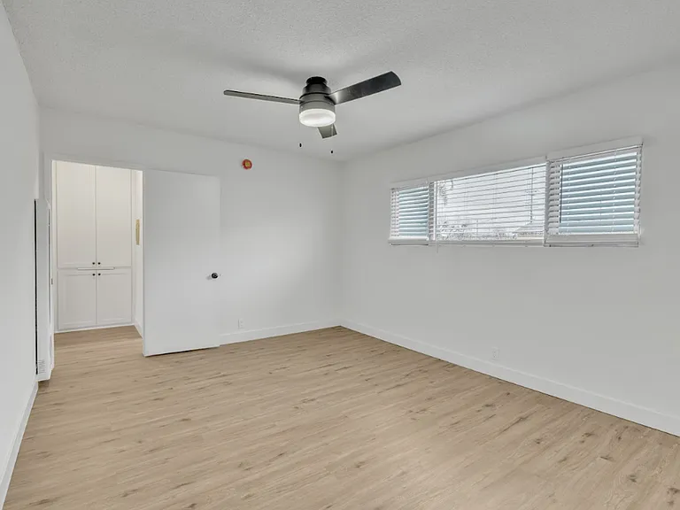 1055 Loma Ave — Photo 18