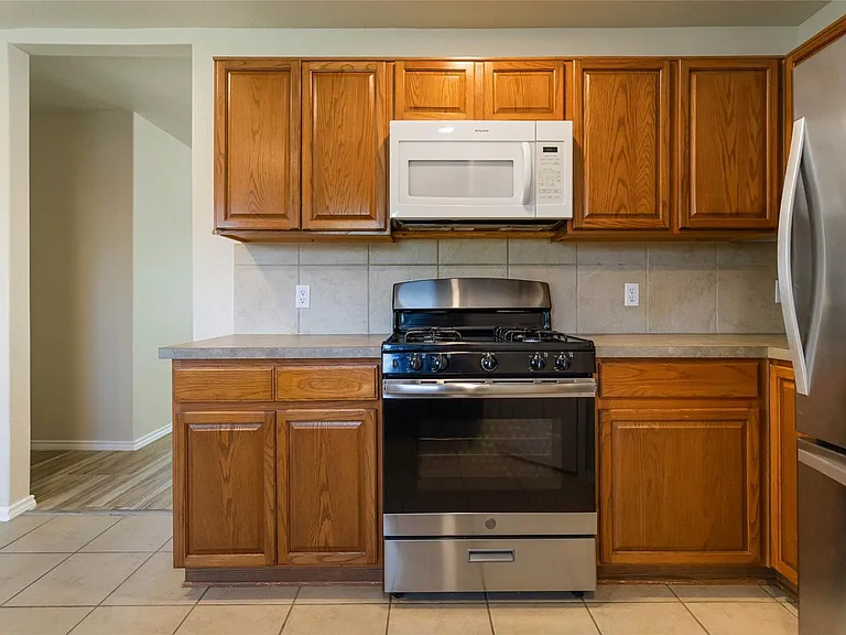 401 Spruce Dr — Photo 16