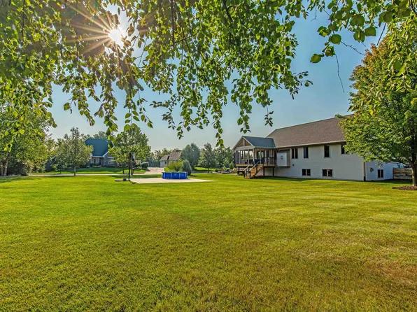 800 Chickadee Dr, Cambridge, WI 53523