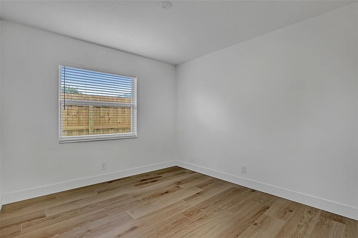 2 bed, 1.0 bath, 865 sqft, $2,500 — Photo 4