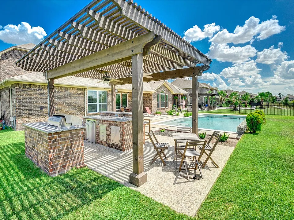 25710 Oakwood Knoll Dr
