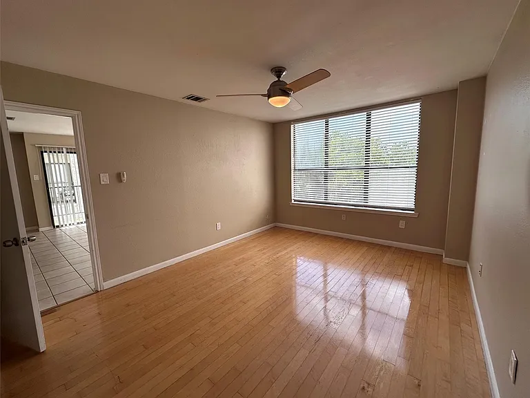 2409 Leon St #205 — Photo 12