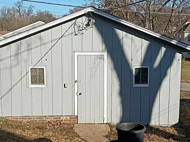 1517 Commercial St — Photo 4